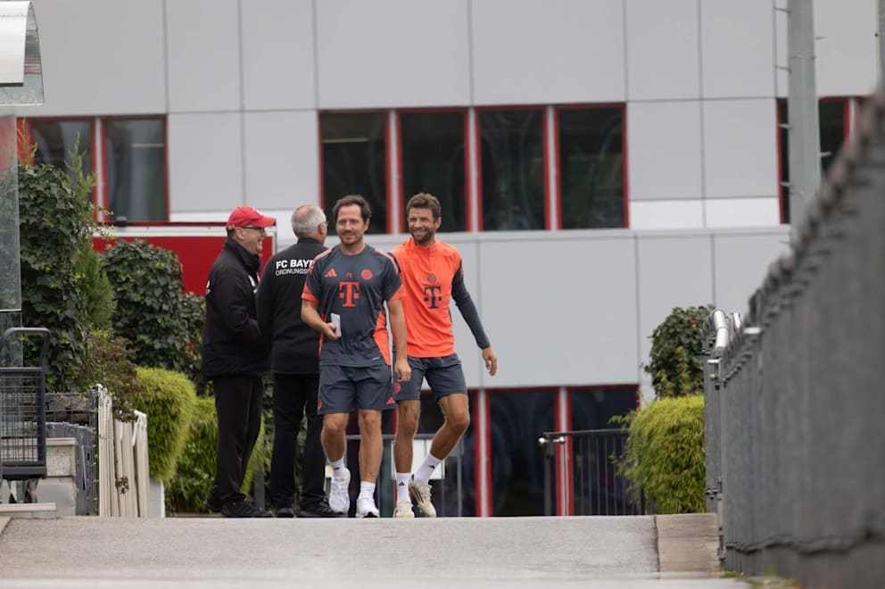 开云官网-图片报：穆勒现身塞本纳大街，再次身着拜仁球衣亮相训练基地