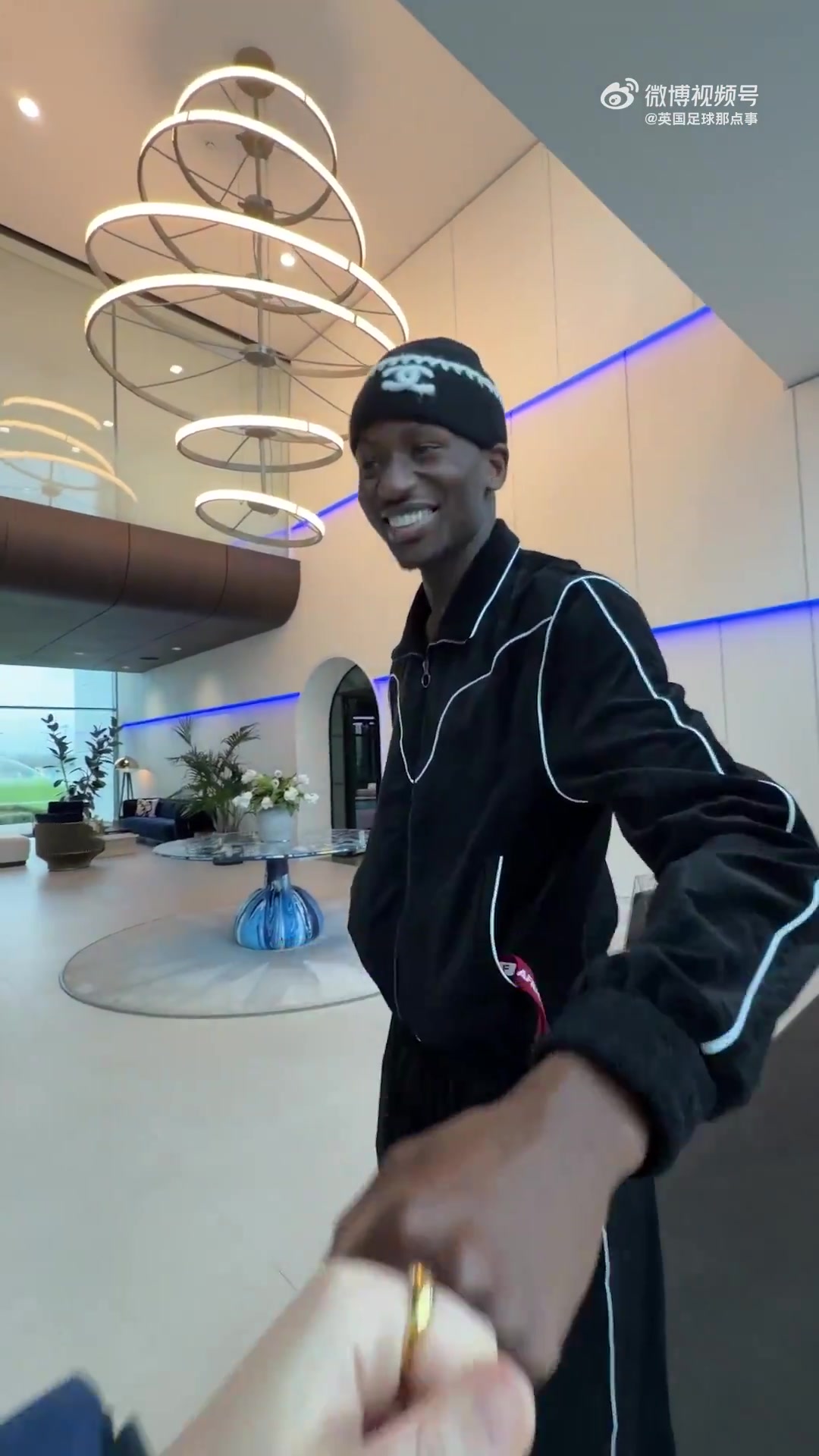 情绪价值拉满！非洲杯冠军萨尔回热刺 里沙利松拿他的奖牌亲一口